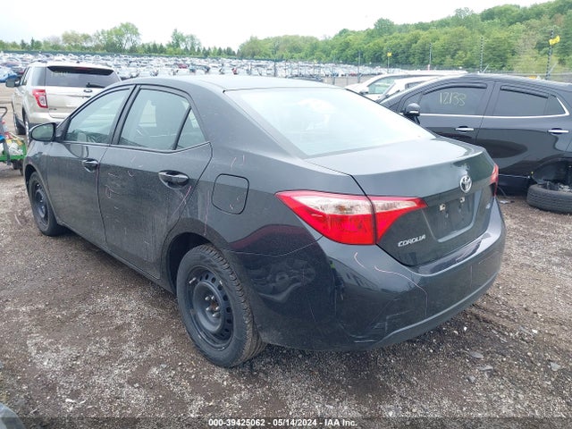 Toyota COROLLA LE 2018 5YFBURHE9JP816388 Image 3
