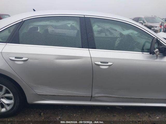 1VWAT7A39HC067121 Volkswagen Passat 1.8t S