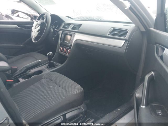 1VWAT7A39HC067121 Volkswagen Passat 1.8t S