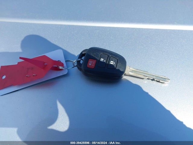 Toyota RAV4 LE 2018 2T3ZFREV3JW488632 Image 11