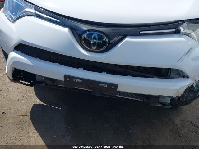 Toyota RAV4 LE 2018 2T3ZFREV3JW488632 Image 18