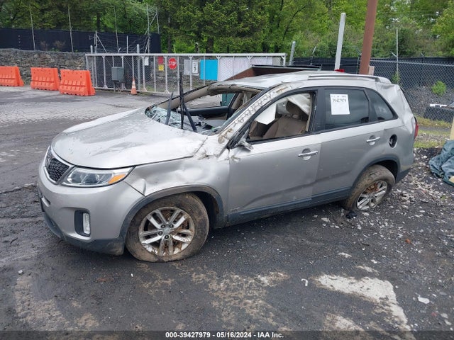 KIA SORENTO LX 2015 5XYKTCA62FG549741 Image 2