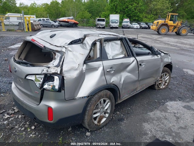 KIA SORENTO LX 2015 5XYKTCA62FG549741 Image 4