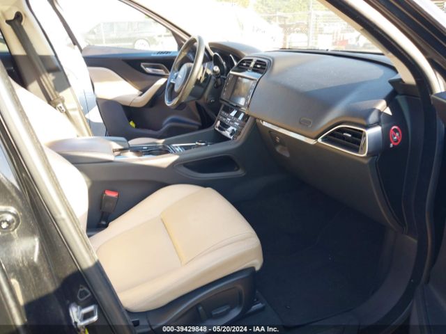 SADCJ2BV7HA073584 Jaguar F-pace 35t Premium