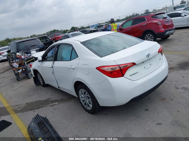 Toyota COROLLA LE 2018 2T1BURHE4JC037187 Image 3