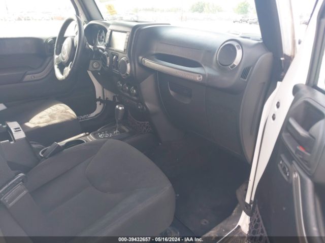 1C4BJWDG2HL624375 Jeep Wrangler Unlimited Sport 4x4
