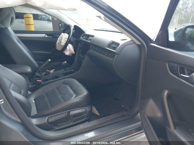 1VWAT7A39FC123054 Volkswagen Passat 1.8t Limited Edition