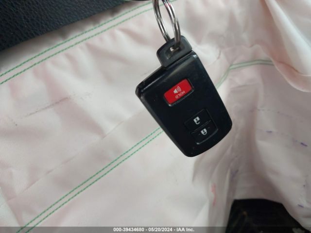JTMRJREV8HD132828 Toyota Rav4 Hybrid Xle