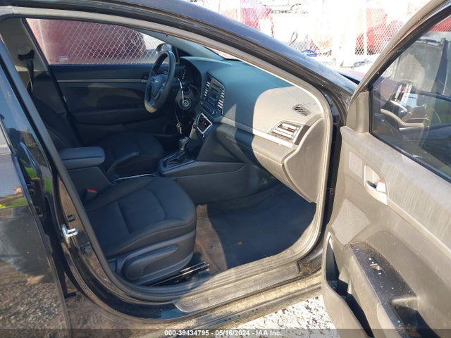 Hyundai ELANTRA SE 2018 5NPD74LF7JH224729 Image 5
