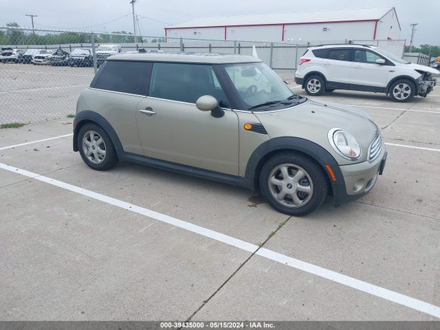 2010 MINI COOPER WMWMF3C56ATU77778 Photo 0
