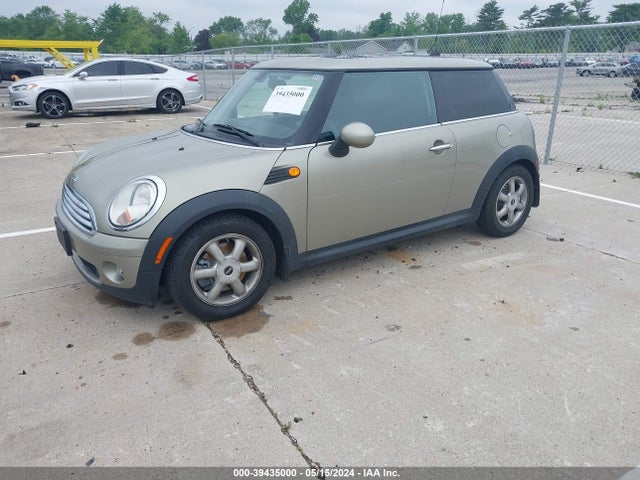 2010 MINI COOPER WMWMF3C56ATU77778 Photo 1