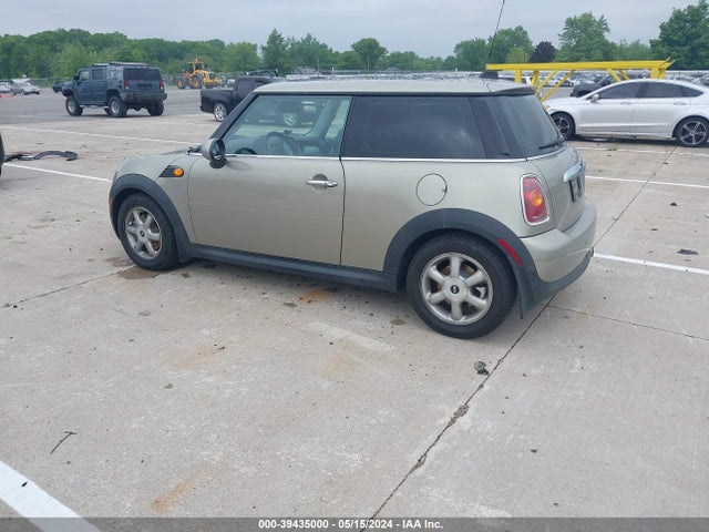 2010 MINI COOPER WMWMF3C56ATU77778 Photo 2