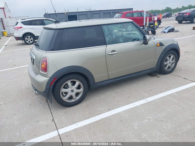 2010 MINI COOPER WMWMF3C56ATU77778 Photo 3