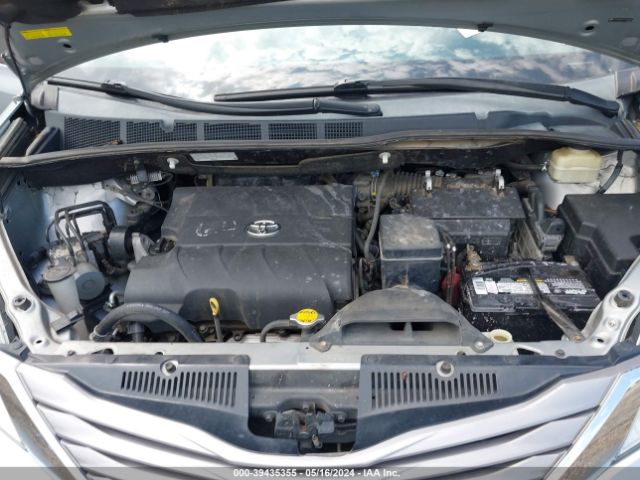 5TDYK3DC6FS635085 Toyota Sienna Xle 8 Passenger