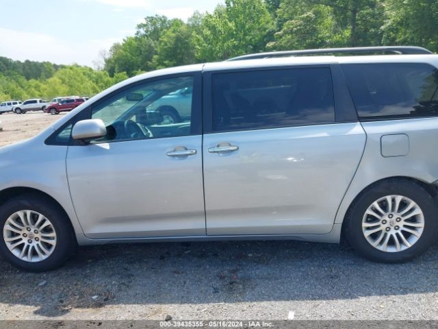 5TDYK3DC6FS635085 Toyota Sienna Xle 8 Passenger