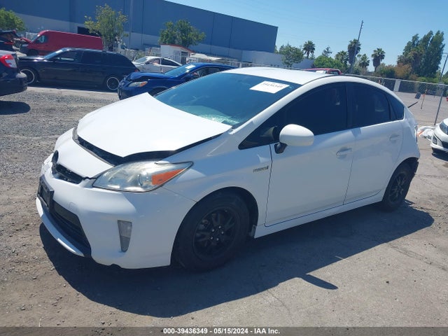 Toyota Prius Three 2014 JTDKN3DU6E1852654 Image 2