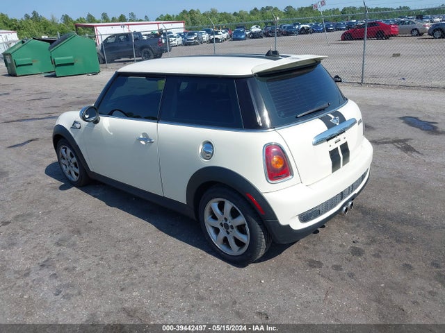 2007 MINI COOPER S WMWMF73507TL91849 Photo 2