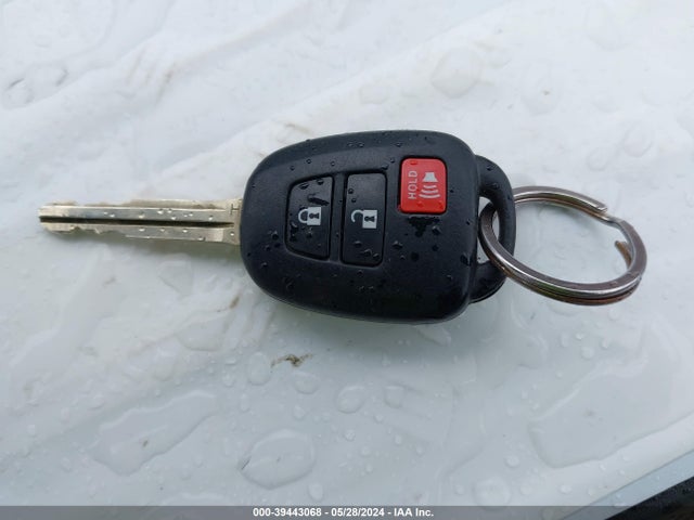 Toyota RAV4 LE 2016 JTMBFREV7GJ085634 Image 11