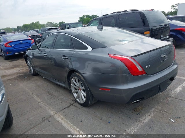 2016 JAGUAR XJ SAJWJ1CD4G8W01758 Photo 2