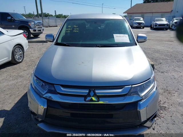 JA4AZ3A33JJ000729 Mitsubishi Outlander Se
