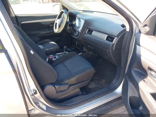 JA4AZ3A33JJ000729 Mitsubishi Outlander Se