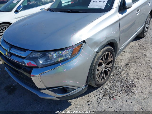 JA4AZ3A33JJ000729 Mitsubishi Outlander Se