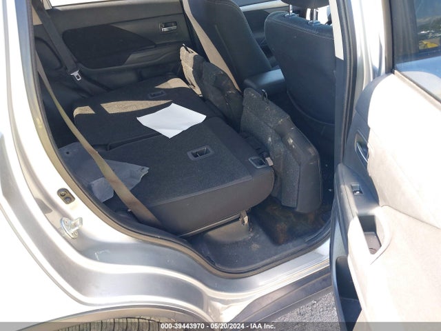 JA4AZ3A33JJ000729 Mitsubishi Outlander Se