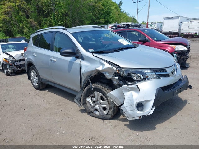 Toyota RAV4 LE 2015 JTMBFREV8FJ016305 головне зображення