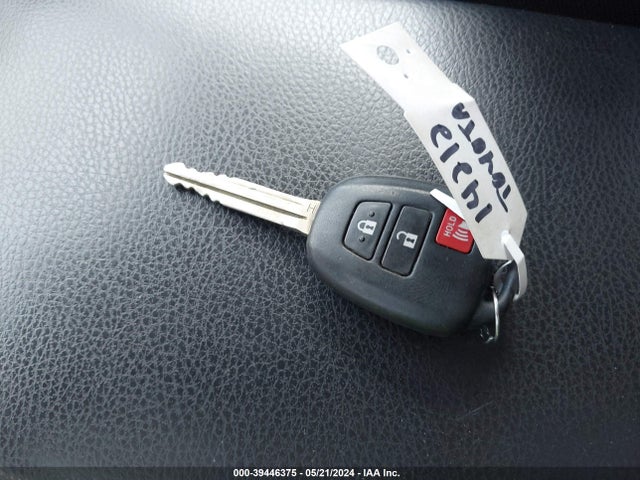 Toyota RAV4 LE 2015 JTMBFREV8FJ016305 Image 11