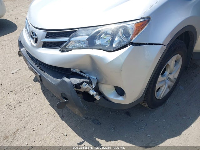 Toyota RAV4 LE 2015 JTMBFREV8FJ016305 Image 17