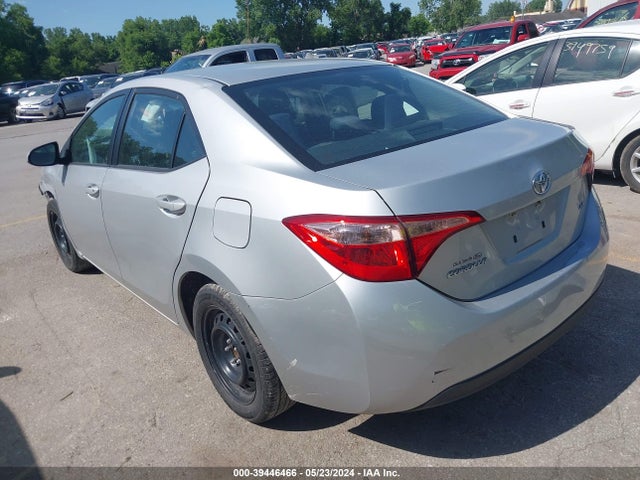 Toyota COROLLA LE 2018 5YFBURHE3JP751599 Image 3