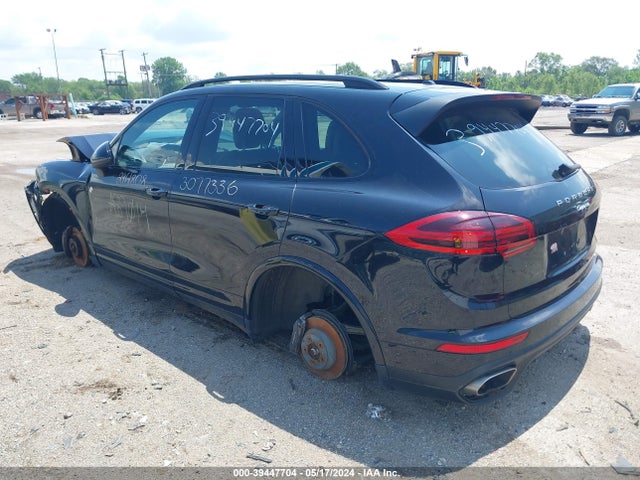 2017 PORSCHE CAYENNE WP1AA2A29HKA89014 Photo 2