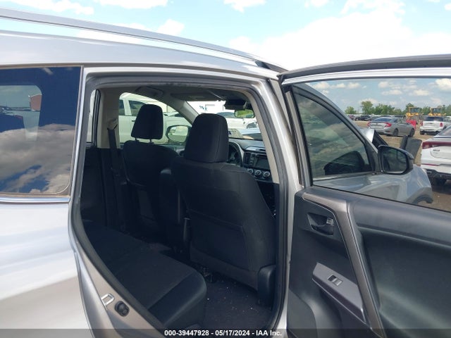 Toyota RAV4 LE 2018 JTMZFREV8JJ174831 Image 8