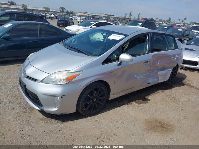 Toyota Prius Three 2015 JTDKN3DU0F1876630 Image 2
