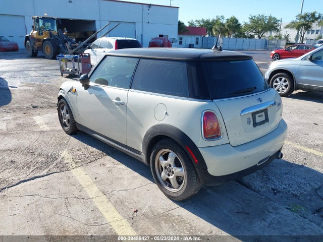 2009 MINI COOPER WMWMF33519TU69700 Photo 2