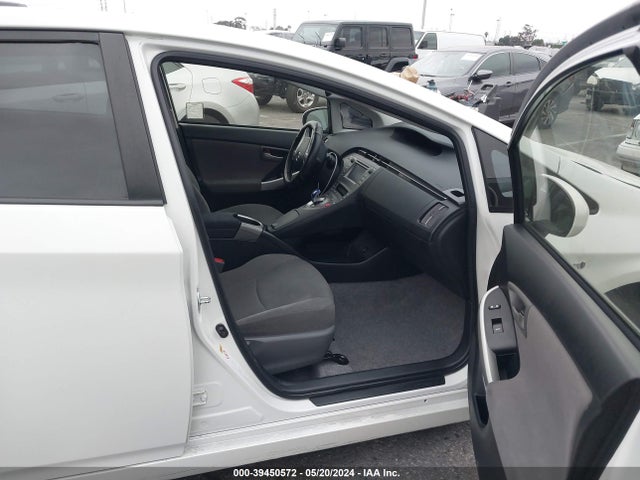 Toyota Prius Two 2014 JTDKN3DUXE1748491 Image 5