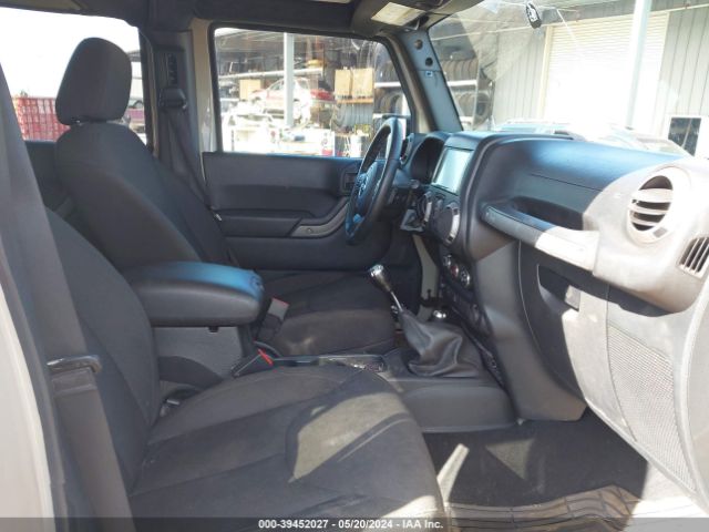 1C4BJWDG1HL573872 Jeep Wrangler Unlimited Sport 4x4