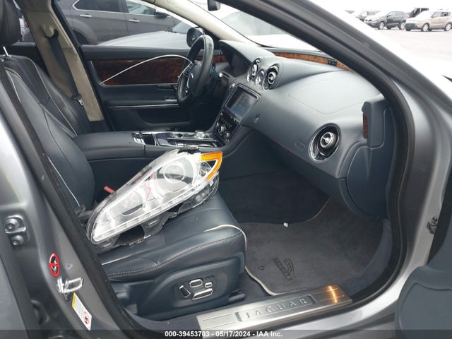 2011 JAGUAR XJ SAJWA2GB0BLV04741 Photo 4
