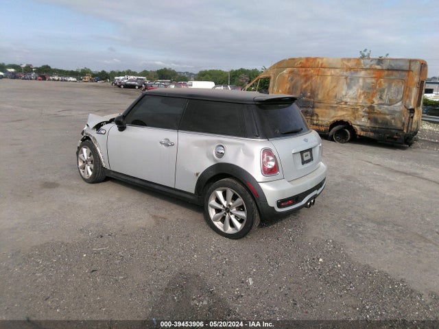 2011 MINI COOPER S WMWSV3C52BTY23904 Photo 2