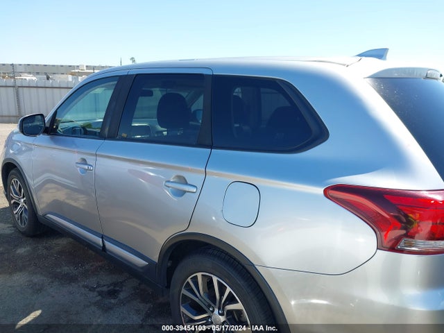 JA4AD3A39JZ055489 Mitsubishi Outlander Se