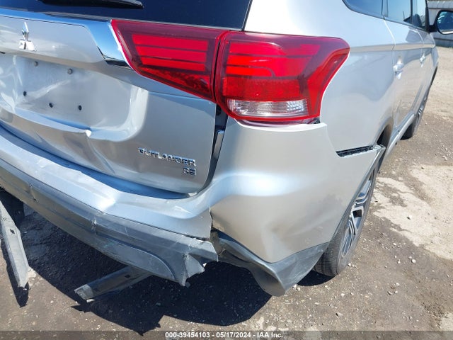 JA4AD3A39JZ055489 Mitsubishi Outlander Se