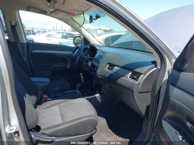 JA4AD3A39JZ055489 Mitsubishi Outlander Se