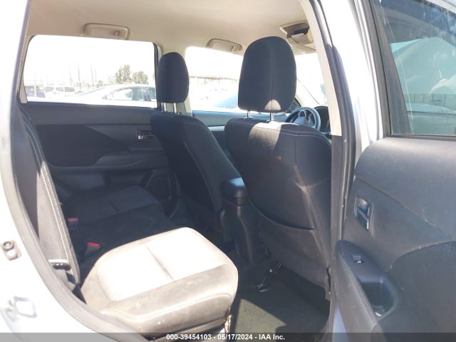 JA4AD3A39JZ055489 Mitsubishi Outlander Se