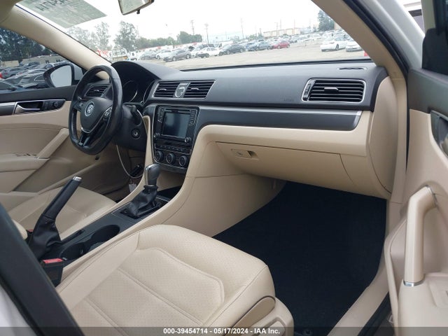 1VWDT7A3XHC030186 Volkswagen Passat 1.8t R-line