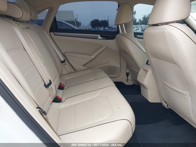 1VWDT7A3XHC030186 Volkswagen Passat 1.8t R-line