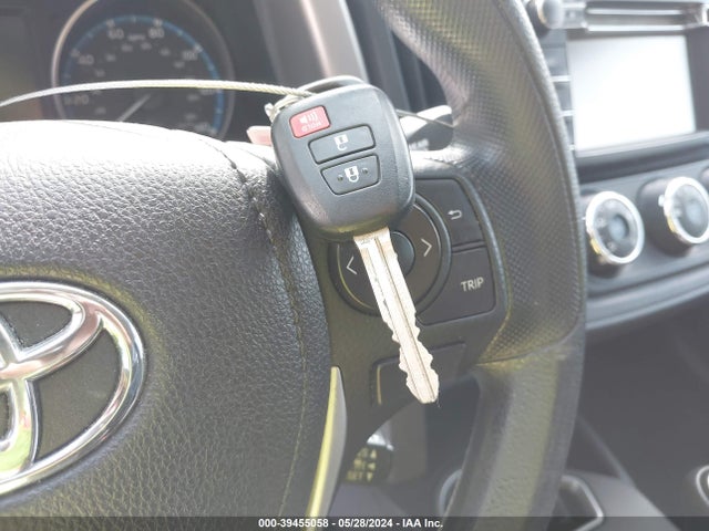 Toyota RAV4 LE 2018 2T3ZFREV5JW452912 Image 11