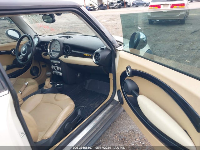 2008 MINI COOPER S WMWMF73548TT88681 Photo 4