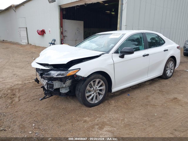 Toyota CAMRY LE 2022 4T1C11AKXNU628630 Image 2