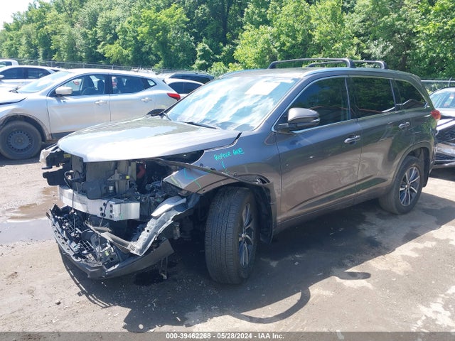 Toyota Highlander Xle 2018 5TDJZRFH9JS849151 Image 2