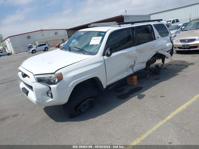 Toyota 4RUNNER SR5 2015 JTEBU5JR9F5247189 Image 2